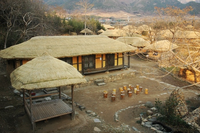 Korean Folk Village: Tập 11 tái hiện triều đại Joseon, được quay ở Korean Folk Village, Yongin, Gyeonggi-do trong một xưởng trưng bày giày cói truyền thống của Hàn Quốc. Khu làng này mang vẻ đẹp của những ngôi nhà kiểu truyền thống có tên hanok và cảnh quan thiên nhiên xung quanh. Ảnh: travelblat.