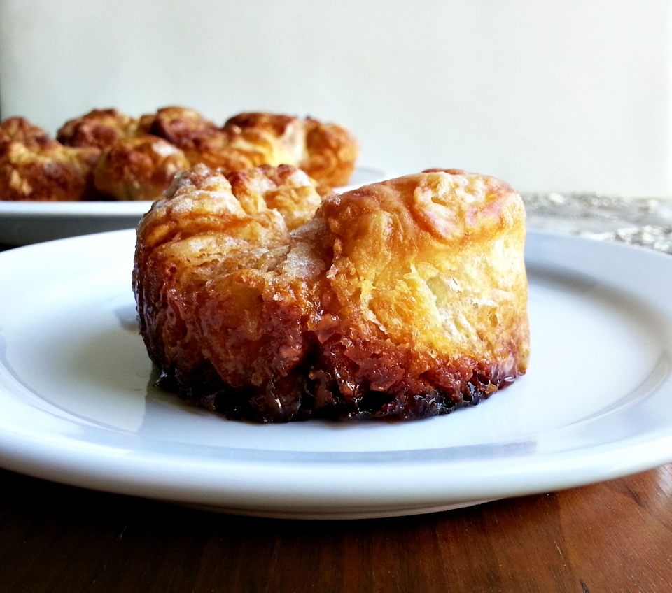 Bánh Kouign Amann (Pháp): Là một trong những món tráng miệng yêu thích của người Pháp, Kouign Amann sẽ dắt bạn tới thiên đường của bơ và caramen.
