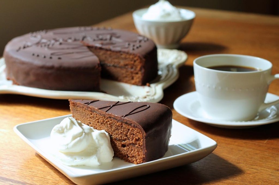 Bánh Sachertorte (Áo): Chính lớp mứt mơ dẻo mịn của chiếc bánh sô cô la nổi tiếng nhất nước Áo đã làm nên thương hiệu Sachertorte. Ảnh: Thedaringkitchen.