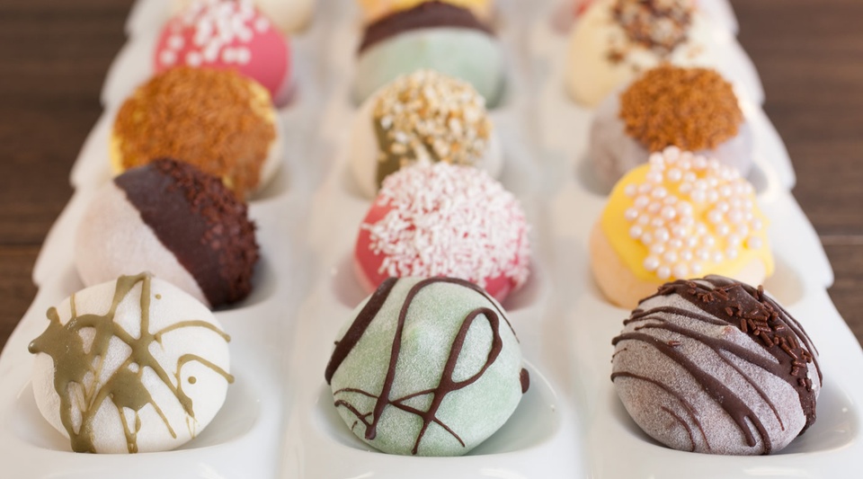 Bánh Mochi (Nhật Bản): Bánh Mochi với hương vị đa dạng là sự kết hợp tuyệt vời của lớp vỏ làm từ bột gạo nếp và phần kem mát lạnh bên trong. Ảnh: Mochidoki.