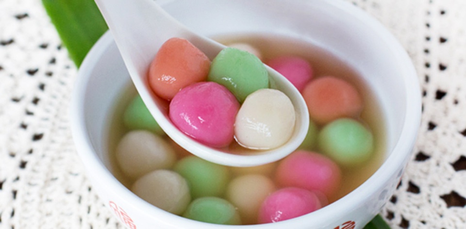 Tangyuan (Trung Quốc): Tangyuan được làm từ những viên bột nếp nhiều màu sắc, bên trong có nhân mè, đậu phộng hay đậu đỏ, dùng chung với nước gừng nấu với đường phèn. Ảnh: Huffingtonpost.