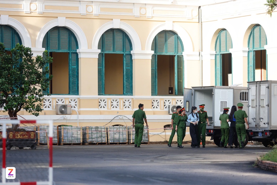 hoa hau Thuy Tien anh 2