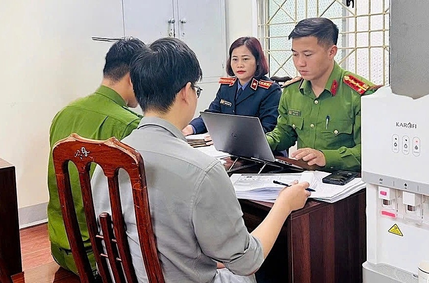 Chiếm đoạt, hơn 10 tỷ ảnh 1 Chiem doat, hon 10 ty anh 1