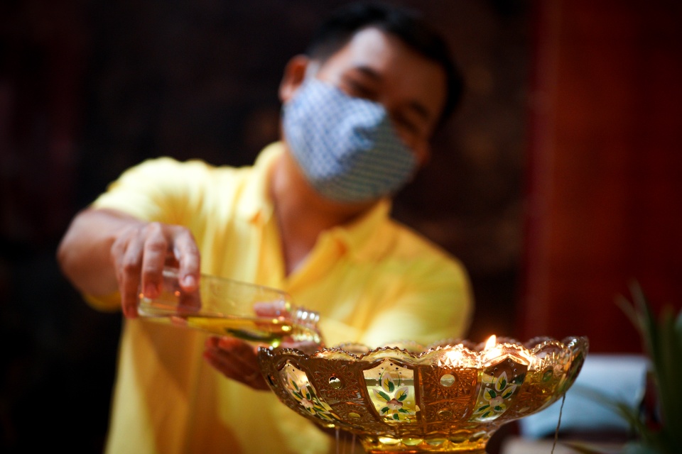 gioi tre tphcm di chua cau duyen anh 10