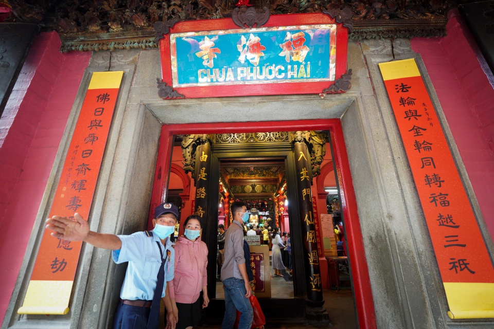 gioi tre tphcm di chua cau duyen anh 2