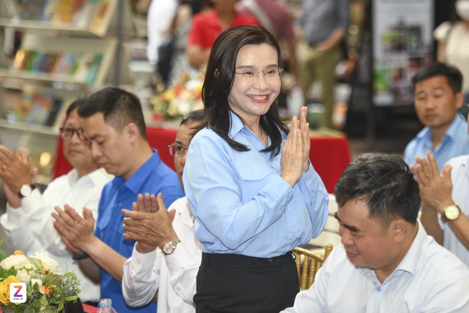 Tu sach thieu nhi anh 3