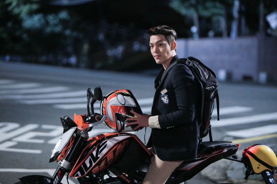 Cuoc chien thuong luu,  Crash Landing on
You,  Hau due mat troi anh 9