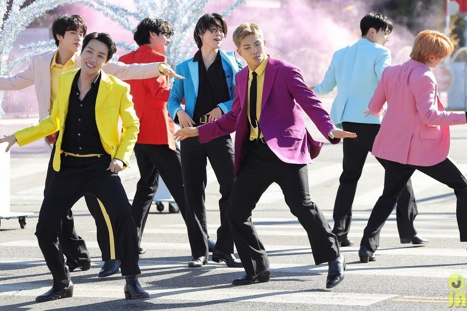 bts bieu dien tren duong pho anh 2