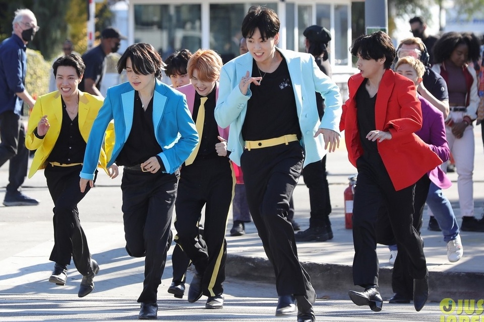 bts bieu dien tren duong pho anh 1