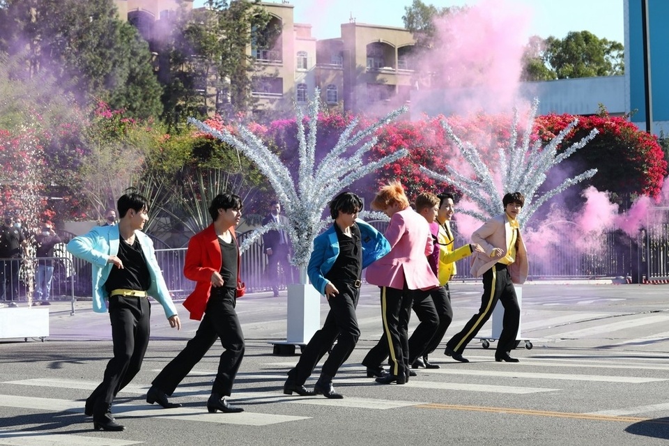 bts bieu dien tren duong pho anh 3