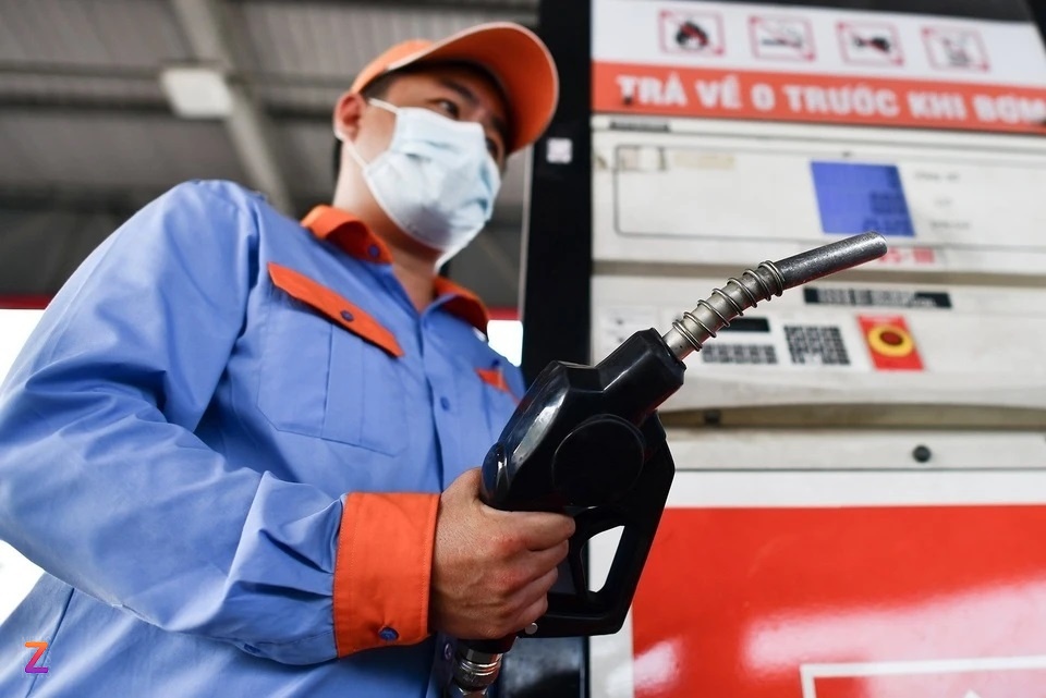 Giá xăng tăng, dầu giảm