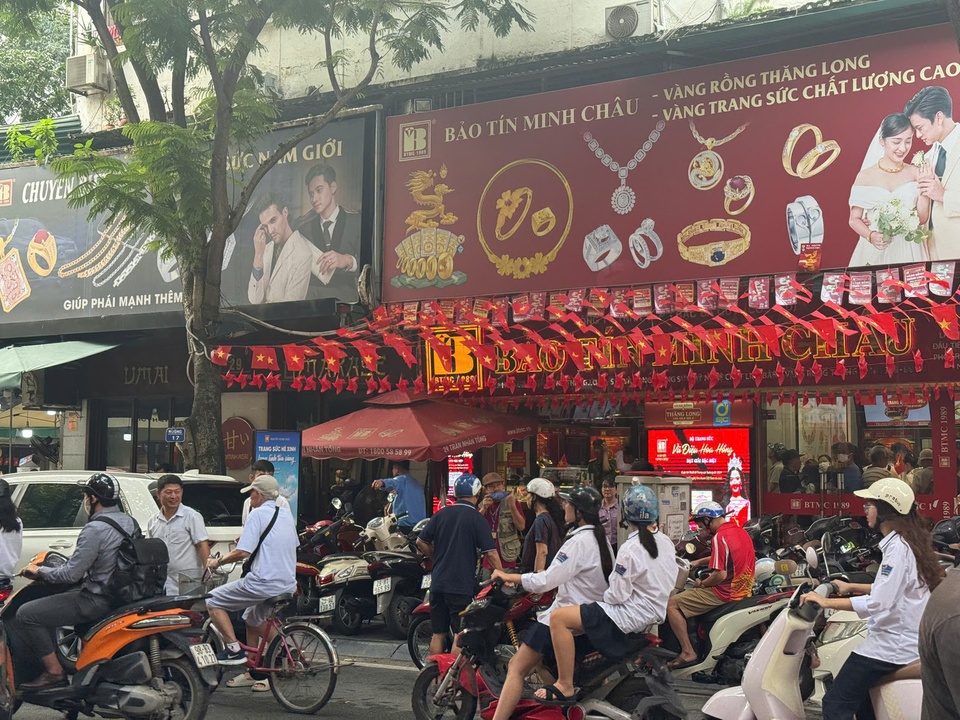 Đã 'bốc thuốc' cho thị trường vàng, vì sao giá vẫn sôi sục tăng?
