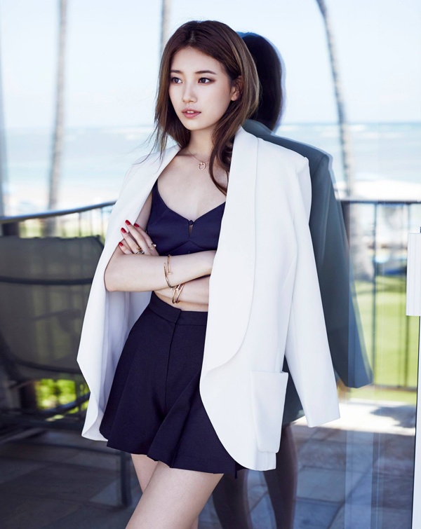 1. YoonA  SNSD và những pha đụng hàng đáng nhớ  Hai kiều nữ luôn đứng Top bảng xếp hạng về vẻ đẹp trong veo tự nhiên hàng đầu Kpop, hai vẻ đẹp đại diện cho hai nhóm nhạc đình đám lại cùng khoe vẻ gợi cảm trong set đồ cá tính.  Nếu Suzy cho thấy vẻ sắc sảo qua ánh mắt biểu cảm, sự quý phái với đồ trang sức đắt giá