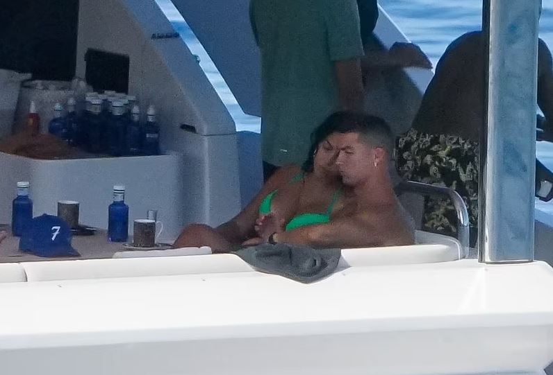 Ronaldo va ban gai than mat tren du thuyen anh 4