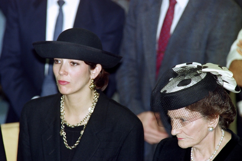 Gia toc tai tieng dang sau ban gai ty phu au dam Jeffrey Epstein anh 8