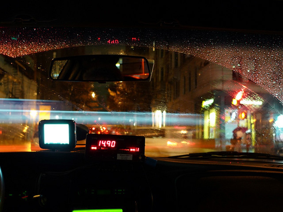di taxi mot minh ban dem anh 2