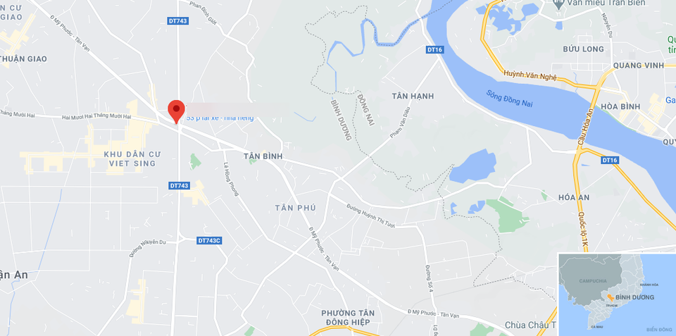 Nguoi dan di doi do dac ra xa kho phe lieu dang boc chay anh 2