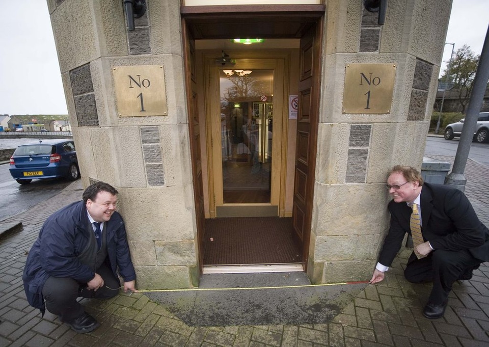 1. Con phố ngắn nhất thế giới: Phố Ebenezer Place ở Wick, Caithness, Scotland, giữ kỷ lục Guinness thế giới là con phố ngắn nhất với chiều dài 2,06 m. Con phố chỉ có một ngôi nhà thuộc khách sạn Mackays. Con phố ra đời năm 1883, khi đó chủ nhân của của tòa nhà được hướng dẫn viết tên trên mặt ngắn nhất của khách sạn. Sau này, nó được công nhận là phố vào năm 1887.