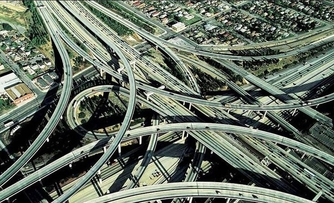 3. Ngã ba phức tạp nhất: Ngã ba Judge Harry Pregerson nằm tại Los Angeles, Mỹ, là một trong những ngã ba phức tạp nhất quốc gia rộng lớn này. Ngã ba này có các lối vào và ra ở mọi hướng, với nhiều tầng cầu khác nhau, tạo thành một mạng lưới phức tạp cho phép các phương tiện ra đường cao tốc một cách thuận tiện. Ngã ba này được đưa vào sử dụng năm 1993, có 4 tầng và một làn dành riêng cho các phương tiện có chiều cao quá khổ.