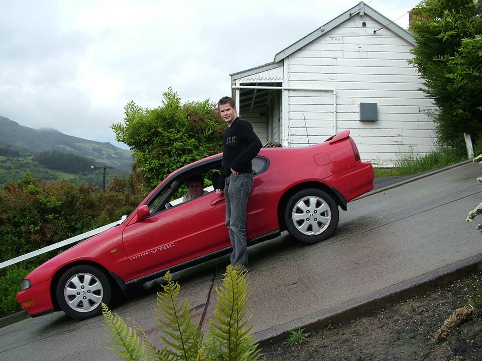 5. Con phố dốc nhất thế giới: Phố Baldwin ở thành phố Dunedin, New Zealand, được coi là con phố có người sinh sống dốc nhất thế giới. Dài 350 m, phố Baldwin chạy lên đồi Signal, từ độ cao 30 m so với mực nước biển và lên tới độ cao 100 m, với độ dốc lên tới 35%.