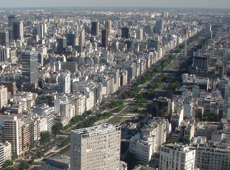 6. Con phố rộng nhất thế giới: Đường 9 de Julio của Buenos Aires, Argentina, là đường phố rộng nhất thế giới với chiều rộng lên tới gần 92 m, bằng cả một khu nhà. Muốn sang đường bạn phải mất vài phút và ở 12 làn đường đều có đèn giao thông.
