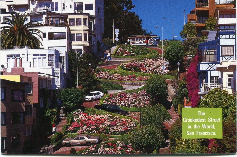 4. Con phố có nhiều khúc cua nhất: Con đường Lombard nổi tiếng này nằm gần đồi Russian, San Francisco, USA. Ngọn đồi dốc 27 độ, quá nguy hiểm cho hầu hết các phương tiện, do đó khoảng giữa năm 1922 và năm 1923, đoạn phố này được cải tạo với 8 khúc cua tay áo. Tại đây, các phương tiện chỉ được đi một chiều với tốc độ tối đa là 8 km/h.
