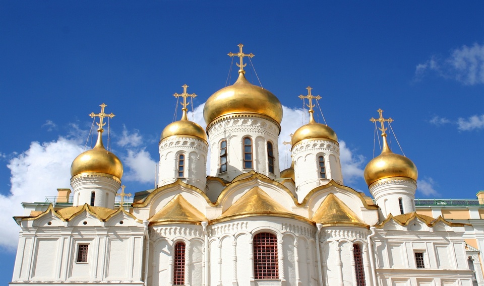 VThánh đường Annunciation, Moscow, Nga: Thánh đường này nằm ở phía tây quảng trường Cathedral, điện Kremlin, Nga. Điểm nổi bật nhất của thánh đường là 9 mái vòm dát vàng với các thánh giá trang trí trên nóc mái vòm được đúc từ vàng khối. Thánh đường được xây bằng gạch, ốp đá vôi trắng. Các cánh cửa bằng đồng dẫn vào nhà thờ cũng được dát vàng.