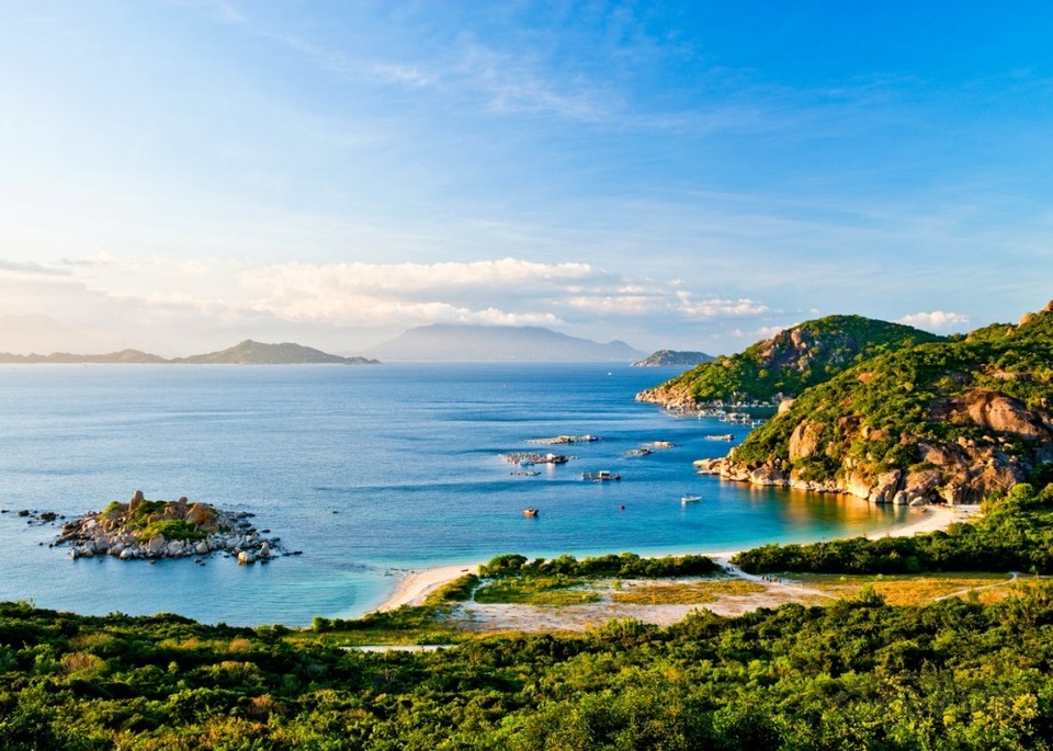 Du khách có rất nhiều lựa chọn về điểm tham quan ở Nha Trang, từ tam đảo Bình Ba - Bình Hưng - Bình Tiên, Vinpearl Land, vịnh Ninh Vân, Tháp Bà Ponagar, tới Viện Hải dương học Nha Trang.