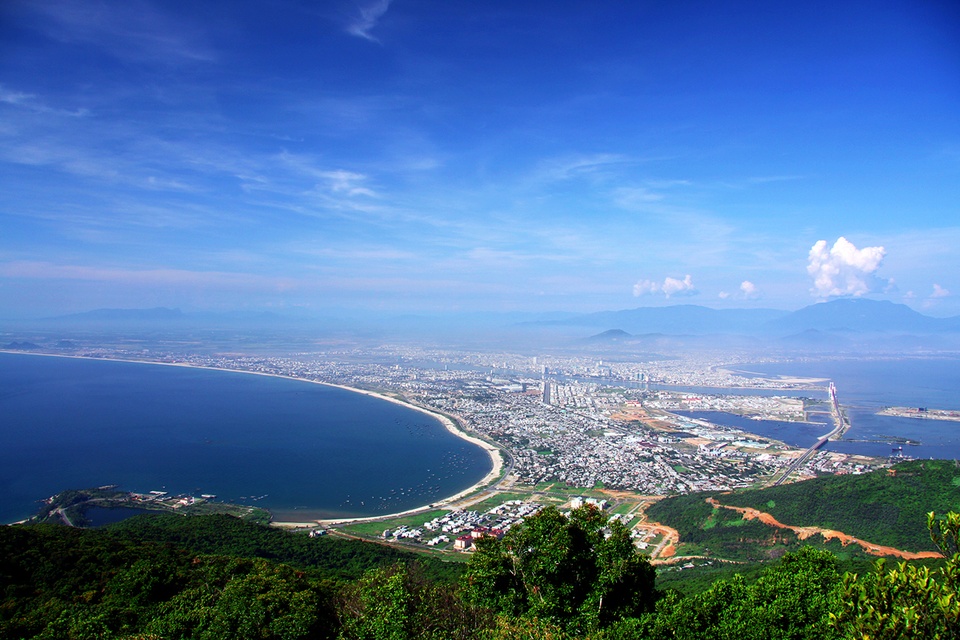 Đà Nẵng: Vùng đất miền Trung này là điểm đến tuyệt vời, một thành phố sạch đẹp với ẩm thực phong phú, cầu nối dẫn tới nhiều điểm du lịch nổi tiếng như Huế, Hội An... Tốt nhất là bạn nên tới Đà Nẵng vào khoảng thời gian từ tháng 2 đến tháng 8 để có chuyến đi trọn vẹn nhất.
