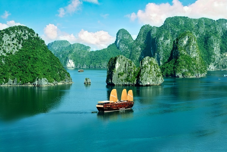 Hạ Long: Được công nhận là kỳ quan thiên nhiên thế giới mới, Hạ Long thu hút du khách nhờ khung cảnh hùng vĩ, thơ mộng. Bạn nên tới đây vào mùa hè – thu, khi thời tiết khô ráo, biển đẹp. 