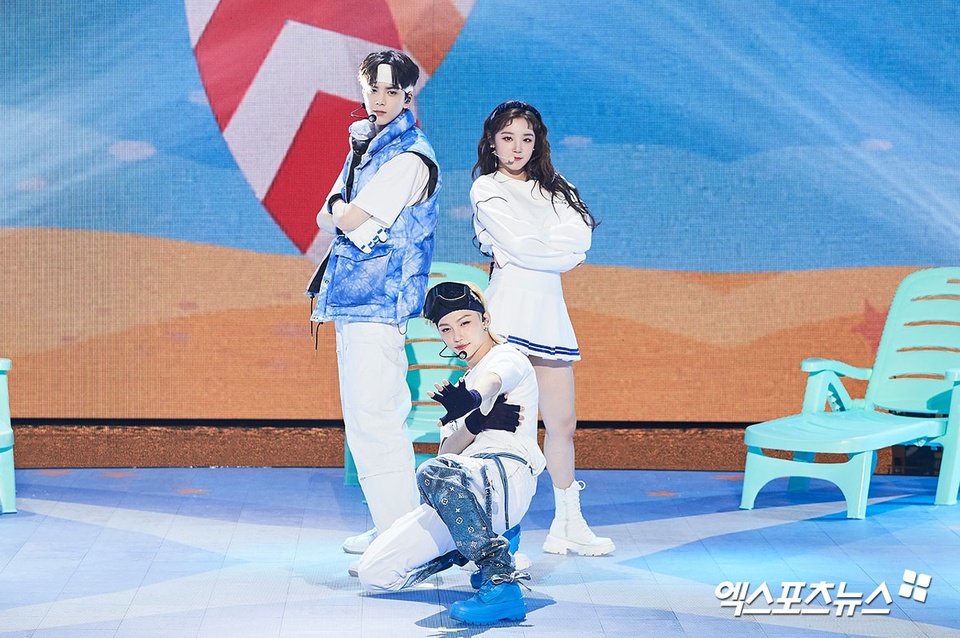 YoonA dep doi ben canh Kim Seon Ho anh 5