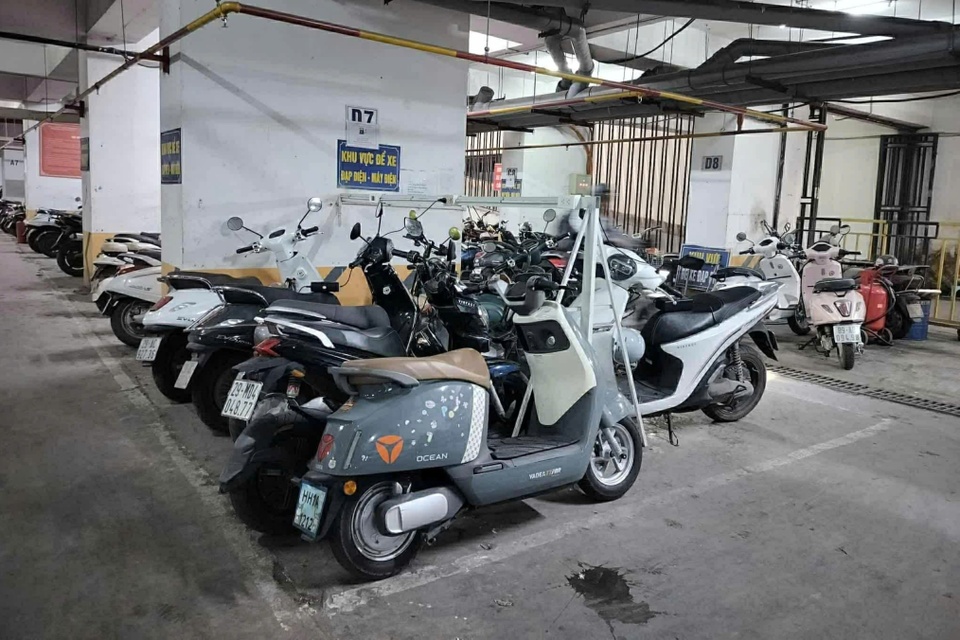 Chung cư 40.000 dân cấm xe điện: An toàn hay bất cập?