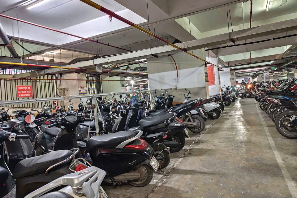 Chung cư 40.000 dân cấm xe điện: An toàn hay bất cập?