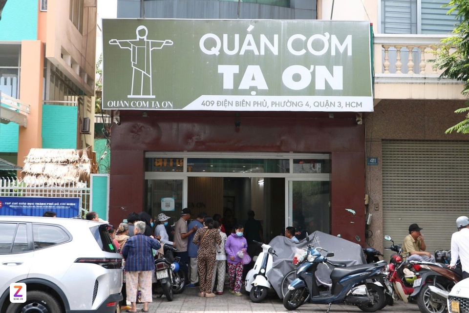Quán cơm chỉ mong được 'ế' khách ở TP.HCM