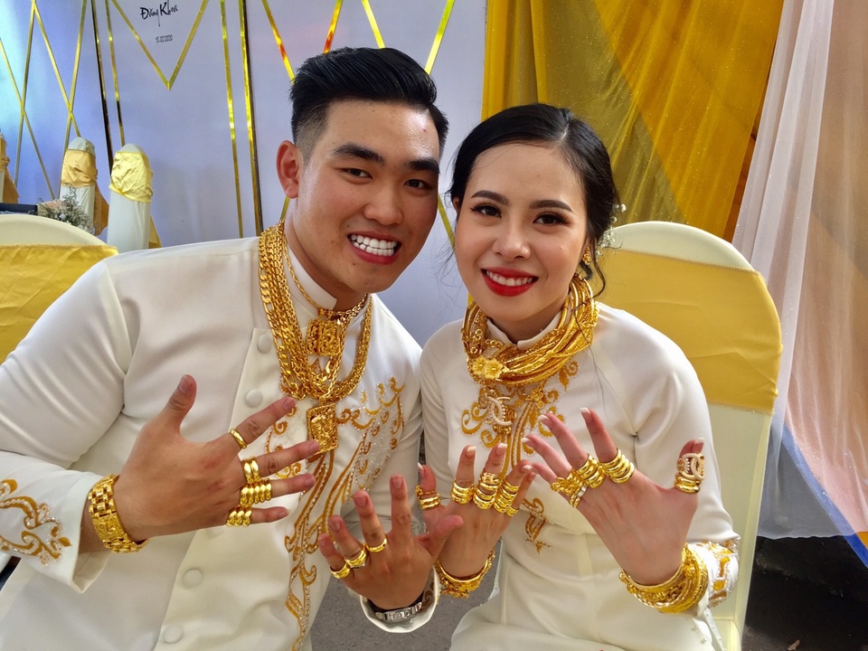 co dau deo vang kin co anh 1