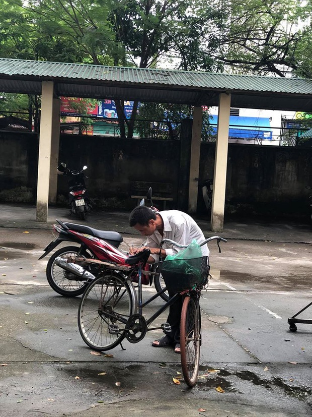 nguoi cha dung dien thoai cu chup diem thi cho con gai anh 2