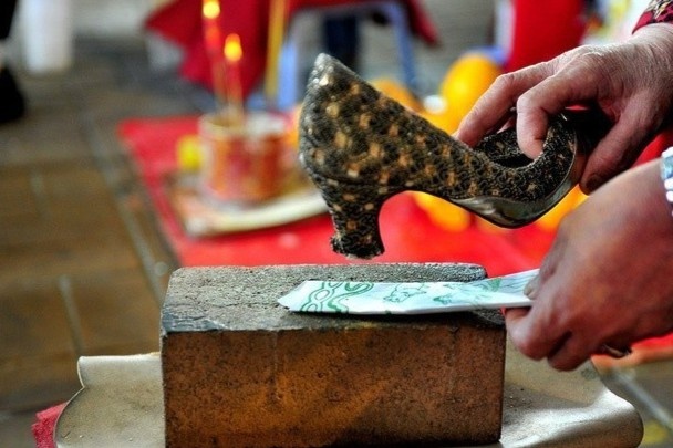 Đánh tiểu nhân: Văn hóa tâm linh Hong Kong Đánh tiểu nhân: Văn hóa tâm linh Hong Kong