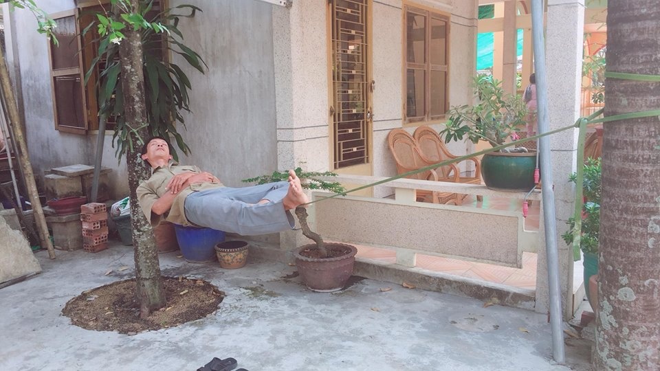 nguoi dan ong nam ngu tren day anh 2