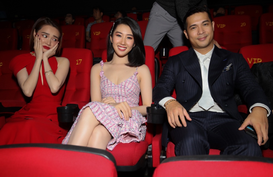 Thuy Ngan cung Truong The Vinh di xem phim anh 3