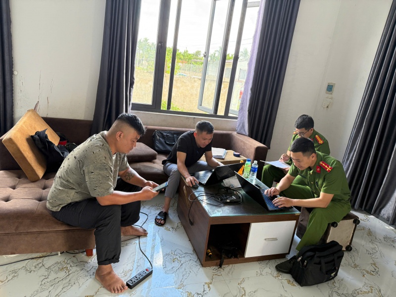 Công an triệu tập, Người bố xích con ảnh 1 Cong an trieu tap, Nguoi bo xich con anh 1