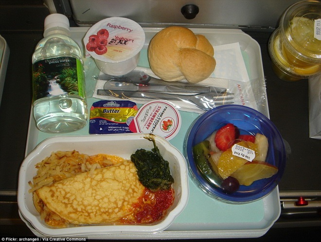 Hãng hàng không Air Canada phục vụ những khách hàng trong chuyến bay từ London đến Toronto bữa ăn sáng với trứng tráng, pho mát, rau chân vịt và nước sốt cà chua. Bên cạnh đó còn có sữa chua và một bát hoa quả.
