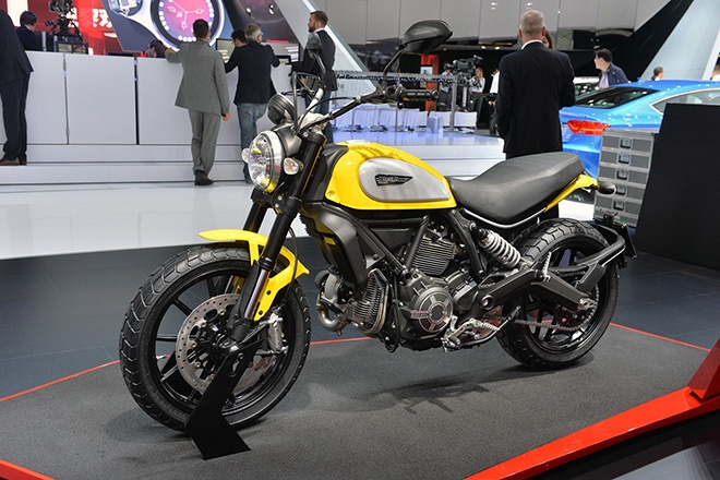 Ducati Scrambler có 4 phiên bản không hoàn toàn giống nhau về mặt thiết kế. Bản Ducati Scrambler Icon có hai màu vàng và đỏ. Phiên bản Urban Enduro được sơn màu xanh dương với thiết kế phù hợp với những ai yêu thích xe cào cào.  