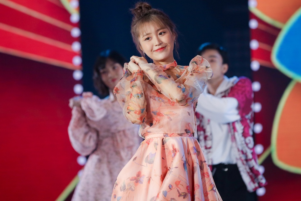 Dong Nhi ong cao thang anh 9