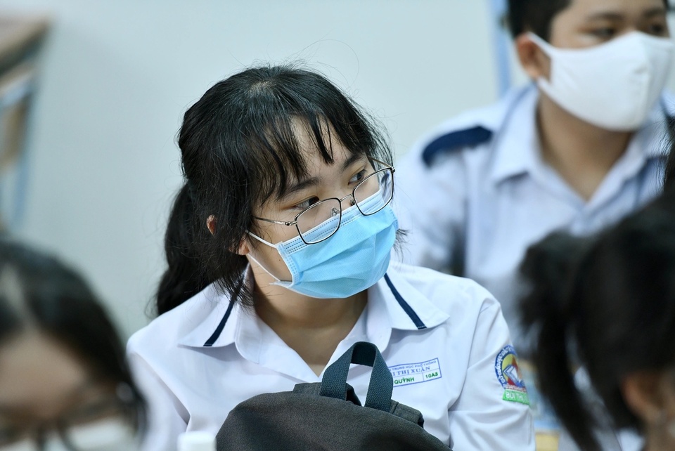 Deo khau trang trong lop hoc anh 8