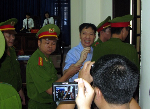 Mỗi lần được dẫn giải vào phòng xét xử hoặc dẫn giải ra ngoài, đó là cơ hội để ông Trọng có thể quay xuống phía dưới, nơi người thân và bạn bè ông đang 