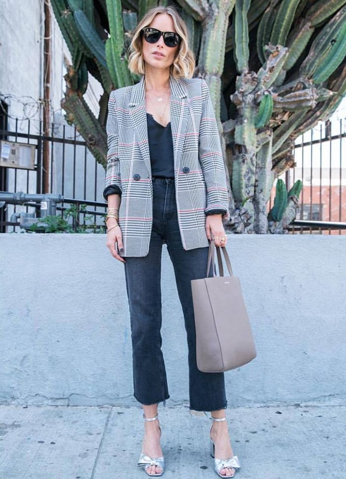 Bạn đã biết cách diện áo blazer kẻ sọc cho mùa thu đông năm nay ảnh 3 Ban da biet cach dien ao blazer ke soc cho mua thu dong nam nay anh 3