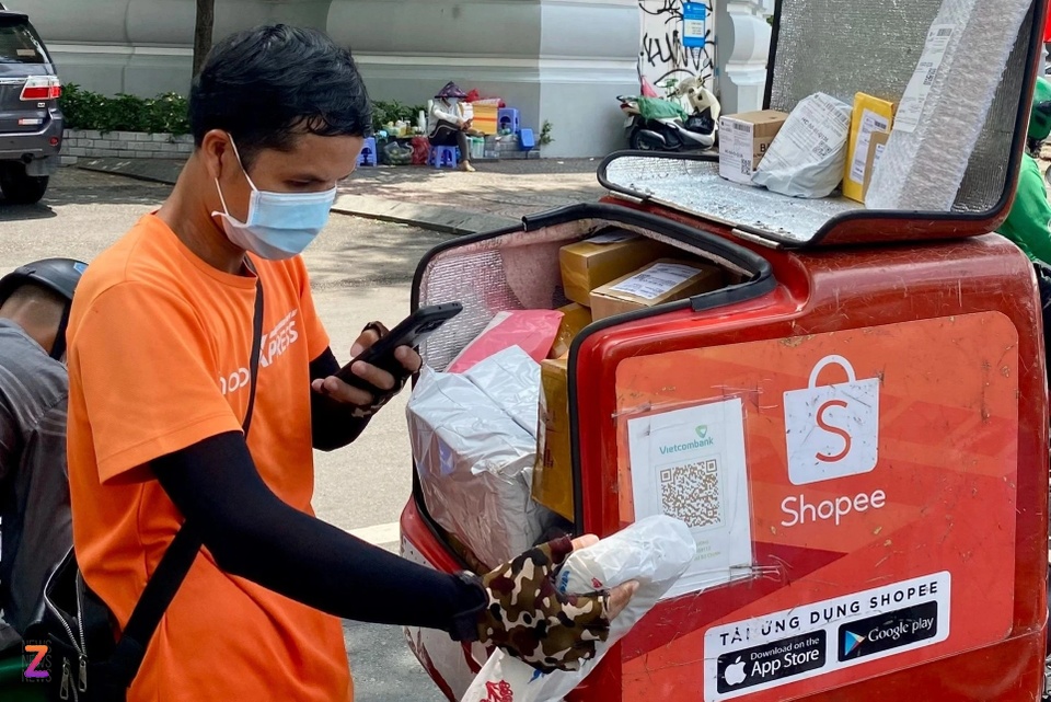 Shopee lần đầu có lãi