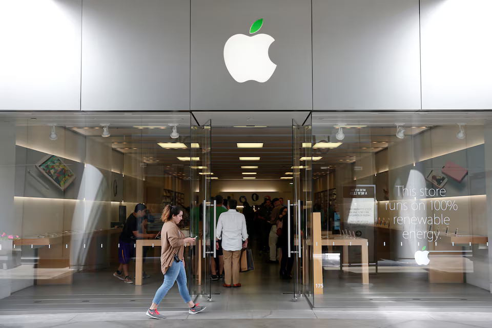 'Những con ốc vít' chặn đường iPhone trở về Mỹ