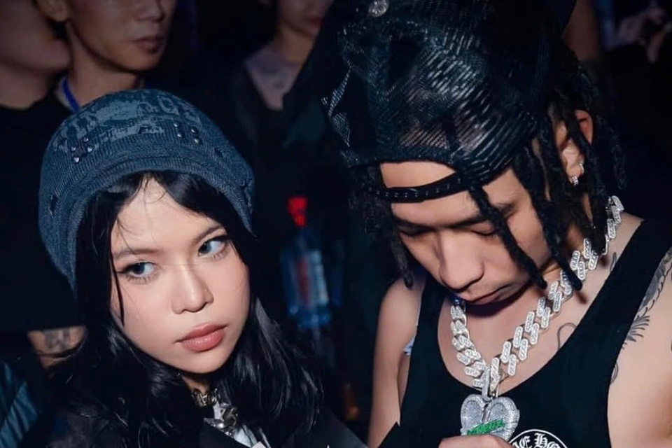 Rapper Wxrdie (phải), bạn trai của tlinh, bị "réo tên" trong sự việc liên quan đến thương hiệu nội địa do anh sáng lập.