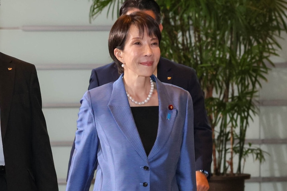 Thủ tướng Sanae Takaichi xách túi da từ một nhãn hàng nội địa. Ảnh: Japan Daily.